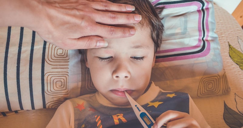 Fièvre soudaine chez le tout-petit : que faire immédiatement, sans paniquer