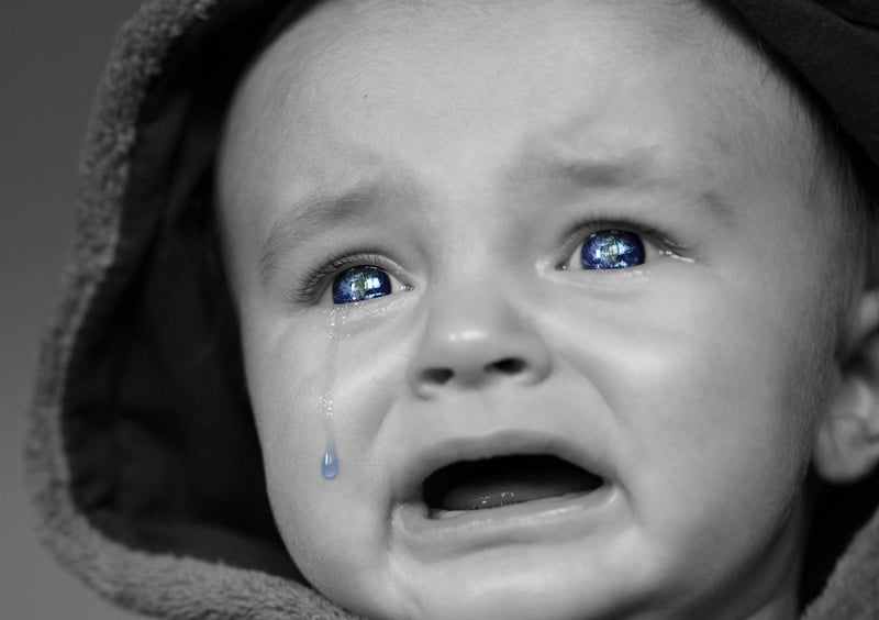 Comment calmer un bébé en pleurs sans le bercer : 5 astuces apaisantes testées en 2026